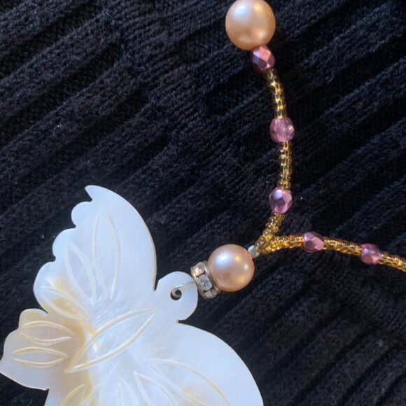 Short necklace by artisan Stella - Butterfly pearl with pink gold beads - Picture 2 of 7